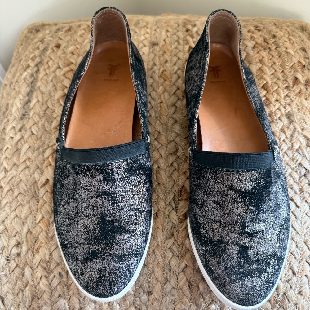 NWT Frye Black and Gold Flats